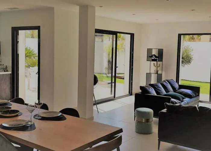 Stunning Family With Pool In Cap D'agde 度假居